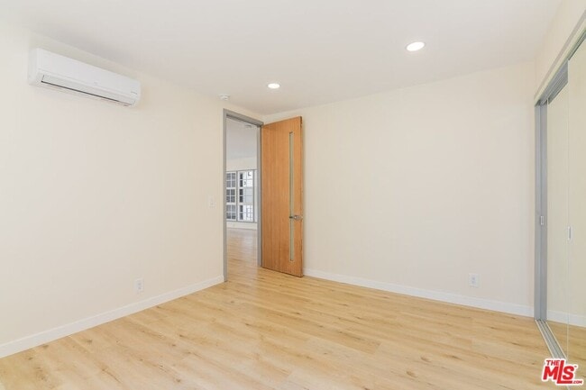 Building Photo - 835 S Sherbourne Dr