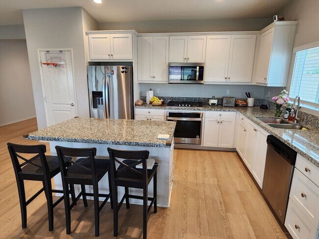 Building Photo - Upgraded Level Entry Home with Mountain Views!