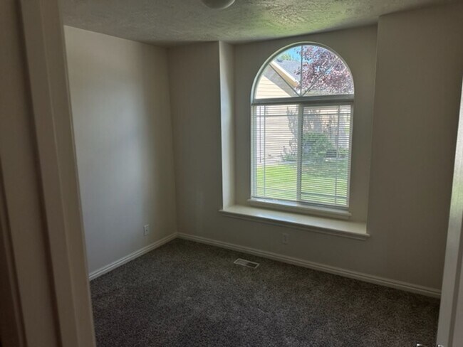 Building Photo - 943 Mount Hood Pl N