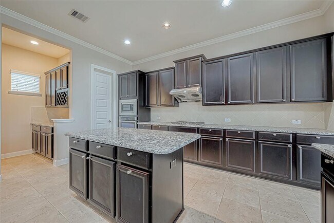 Building Photo - 25719 Oakwood Knoll Dr