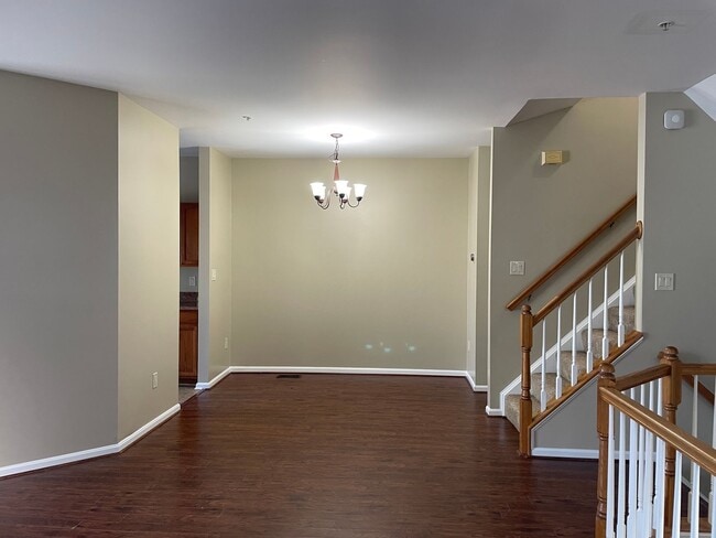 Building Photo - Beautiful 3 Bed 2.5 Bath Interior Townhome...