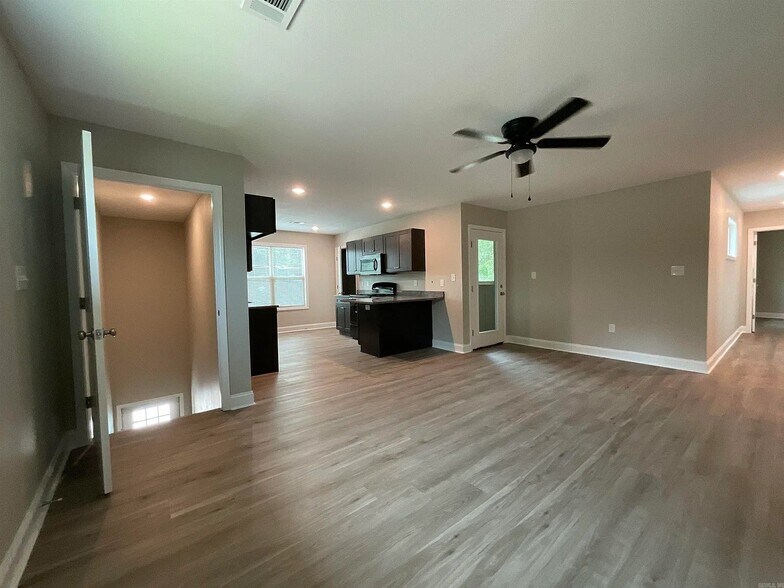 Building Photo - 814 W Trickey Ln