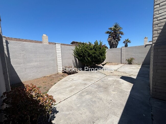 Building Photo - Great home in North Salinas -Three bedrooms