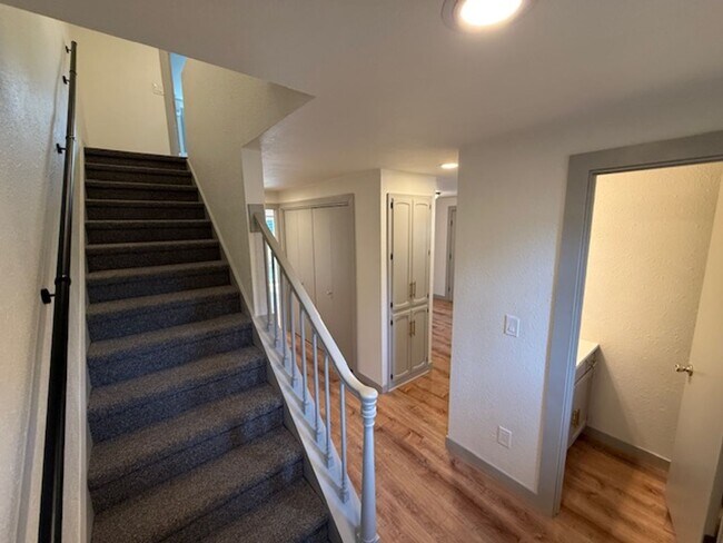 Building Photo - Fresh 3 bed/1.5 bath duplex