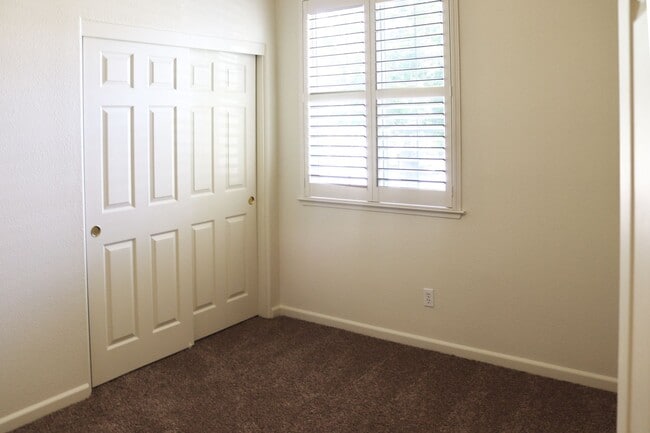 Building Photo - 3 Bedroom 2 Bathroom 1616 sq Ft in Wingfie...
