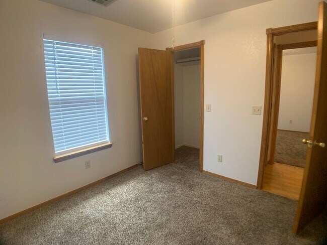 Building Photo - Moore 3 Bed 2 Bath