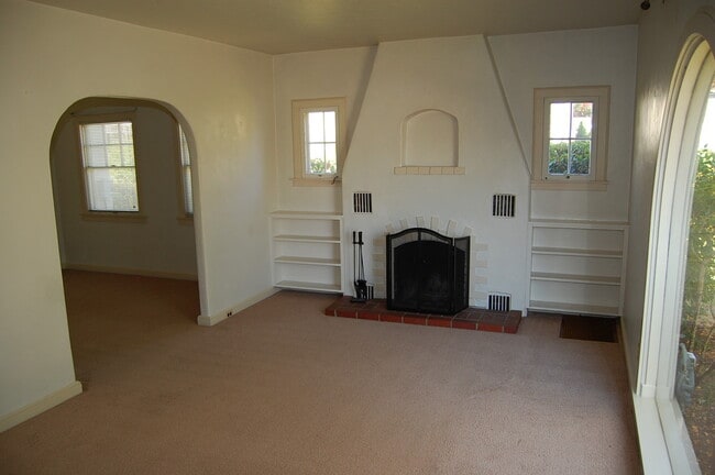 Building Photo - 31 Elm St