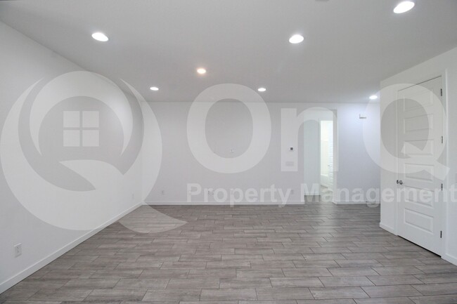 Building Photo - 8923 W Solano Dr