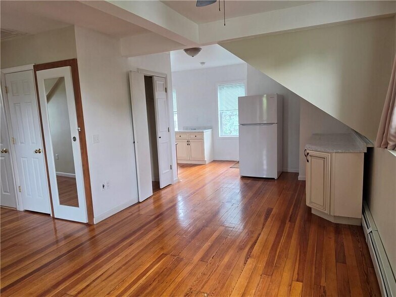 Building Photo - 40 E Barrows St