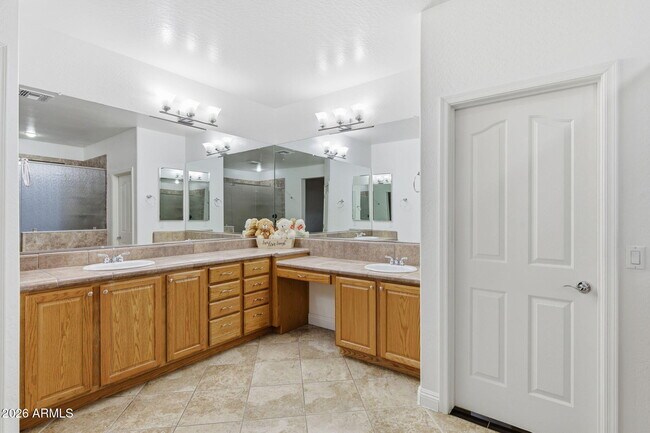 Building Photo - 6206 W Buckhorn Trail