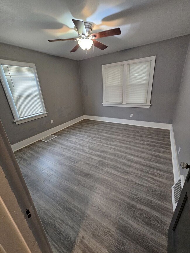 Building Photo - FOR RENT- 4 bed home on Hope Ave, Pets ok ...