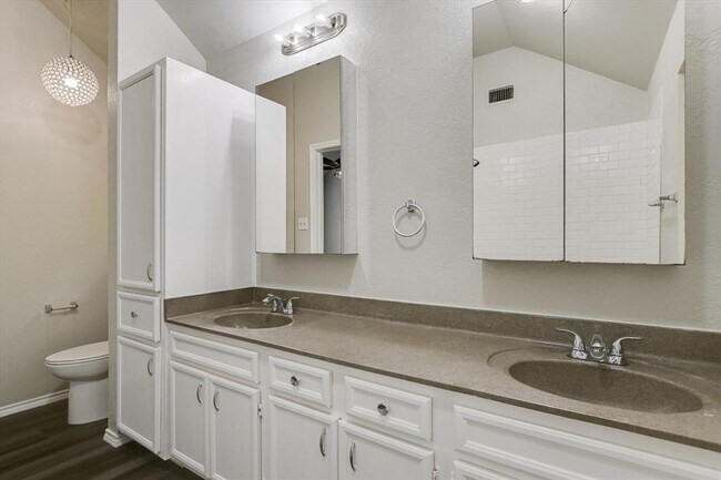 Building Photo - 501 Maple Run Dr