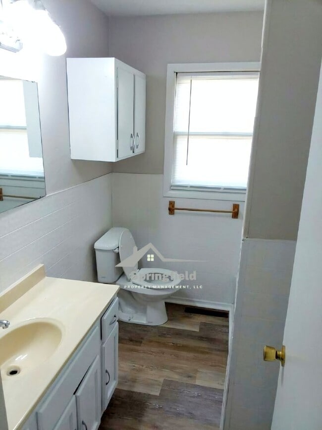 Building Photo - Cute Bunglo Style,  2 Bed Rooms, 1 Bath, 1 Car Garage w/ Opener