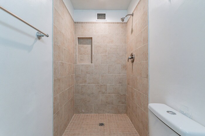 Building Photo - 1025 W 12th Pl