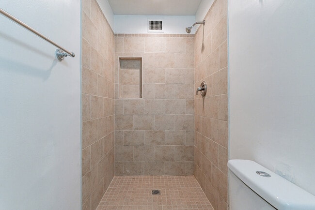 Building Photo - 1025 W 12th Pl