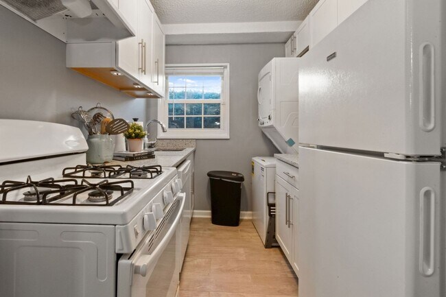 Building Photo - Plug and Play Luxury Condo Next to the Metro: Parking & Utilities Included