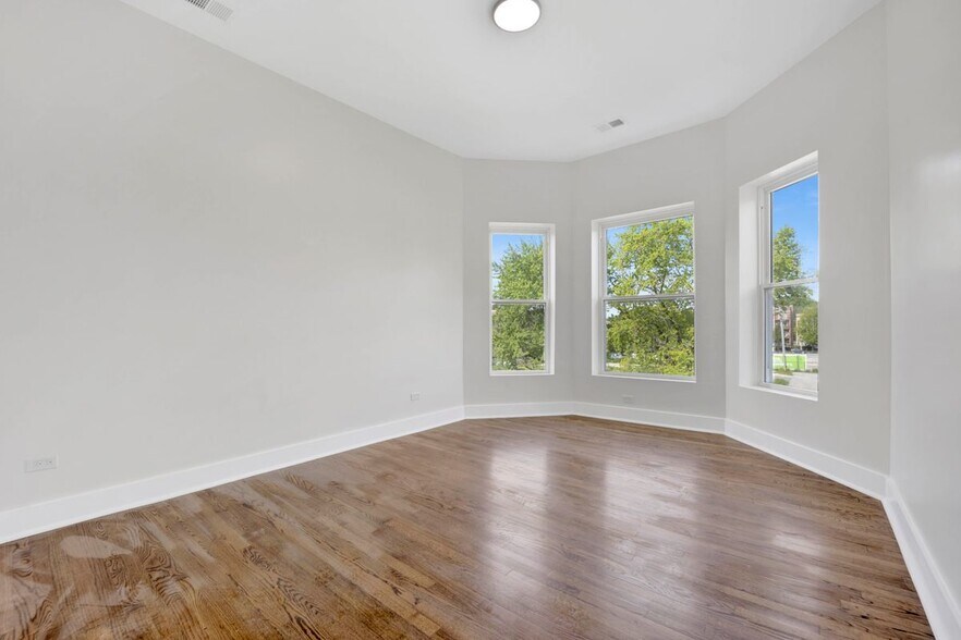 Building Photo - 4927 S Prairie Ave