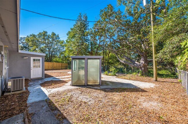 Building Photo - 1400 Poinciana Dr