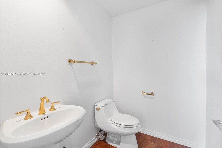 Building Photo - 300 S Pointe Dr