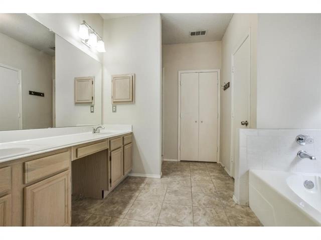 Building Photo - 1409 Meadowbrook Dr