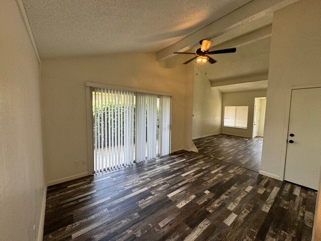 Building Photo - Adorable UPDATED 2bd/2bth duplex in Sacramento!