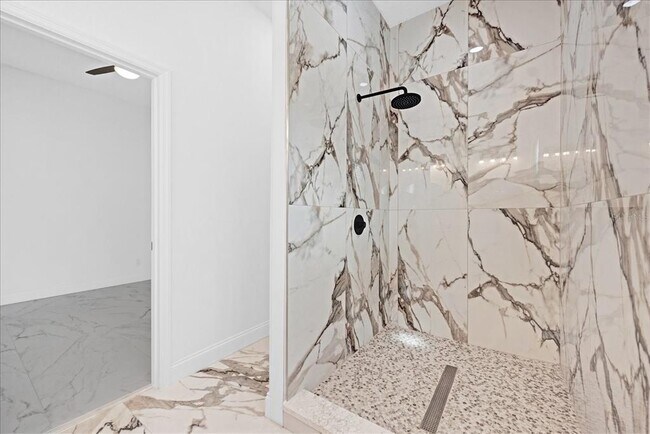 Building Photo - 600 N Lakewood Ave