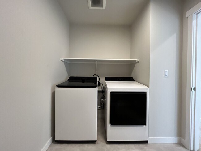 Building Photo - Stunning 2024 Built 5BR Home with Main-Level Suite, EV Charger & Covered Patio Near River Terrace