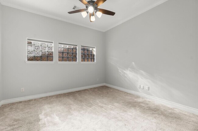 Building Photo - 161 Riverbend Way