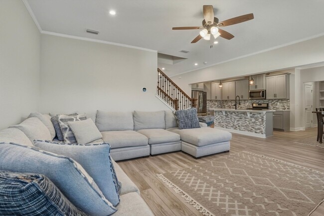 Building Photo - Beautiful Home