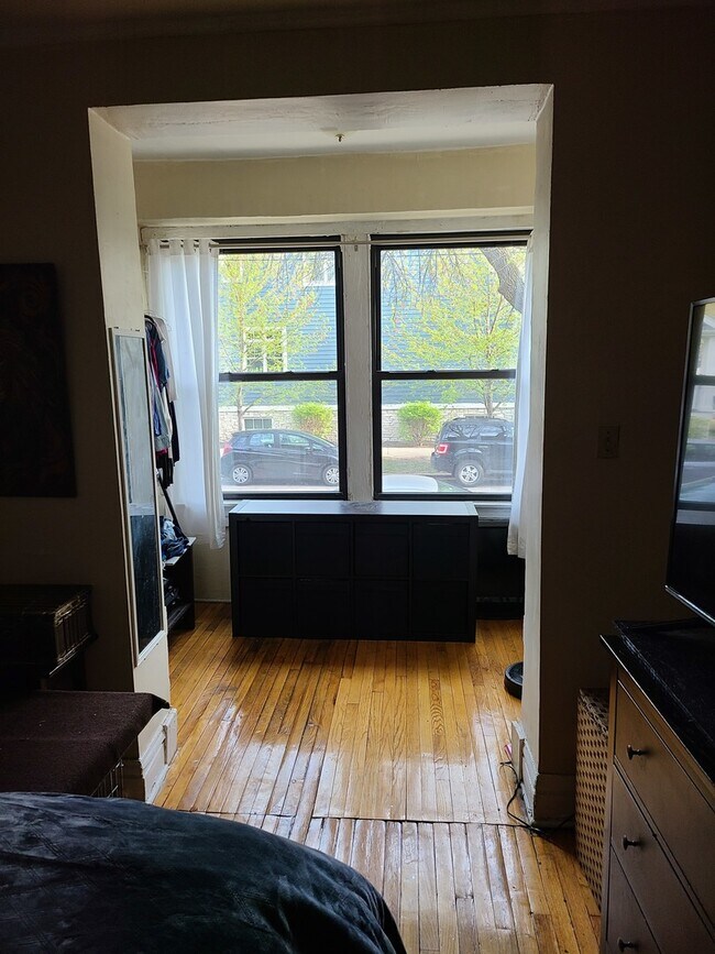 Building Photo - 2204 W Berteau Ave