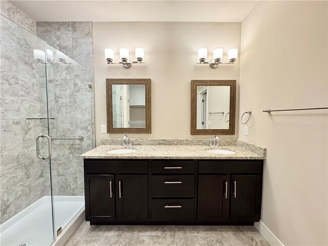 Building Photo - 921 NE Hts Ln