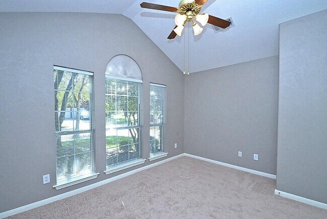 Building Photo - 4611 Silverlake Dr