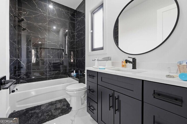 Building Photo - 556 Versailles Dr