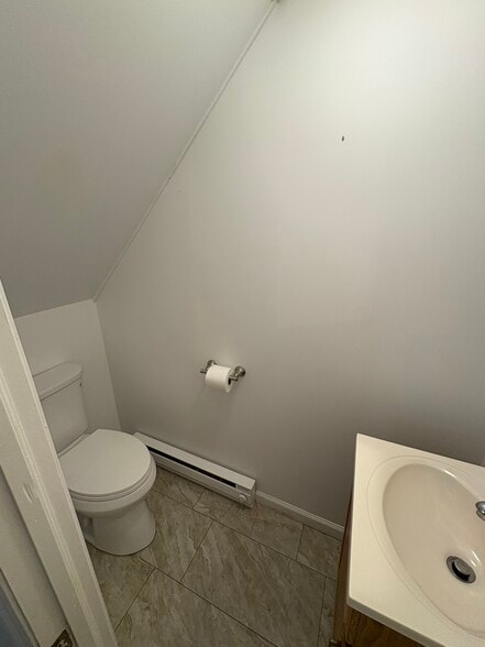 Downstairs bathroom - 28 Murray St