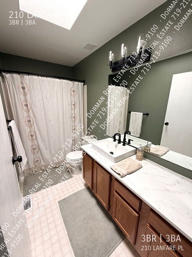 Building Photo - 210 Lanfare Pl