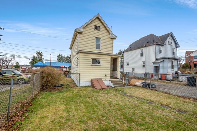 Building Photo - Gorgeous 2 bedroom home in Munhall availab...