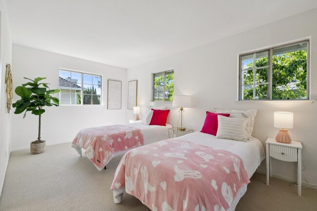 Building Photo - Delightful 3/3bth End-Unit Townhouse in Ce...