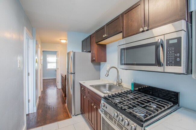 Building Photo - Relaxing 1 BR & 1 Den/1 BA Apartment in Pl...