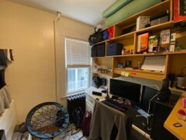 Building Photo - NEU 4 BR Apartment (in unit laundry!)- NO FEE - 9/1