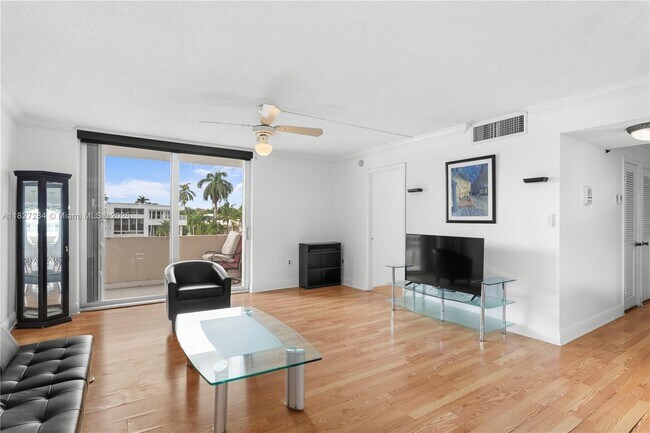 Building Photo - 9440 W Bay Harbor Dr