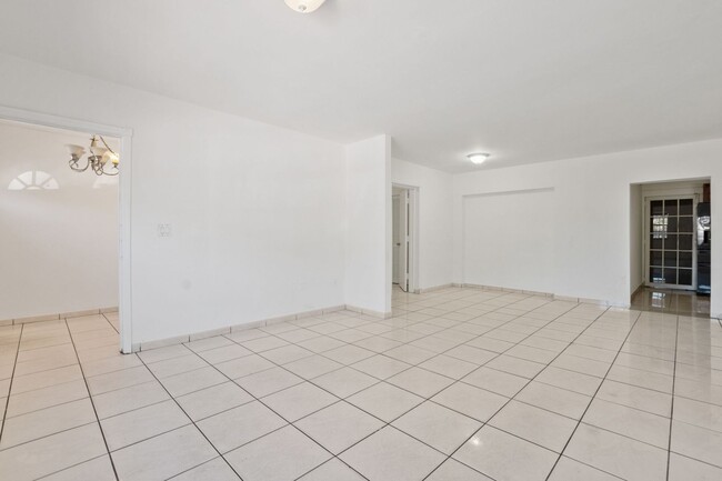 Building Photo - Comfortable 3-Bedroom Multifamily Home in Prime Miami Location (Water and electricity are included)