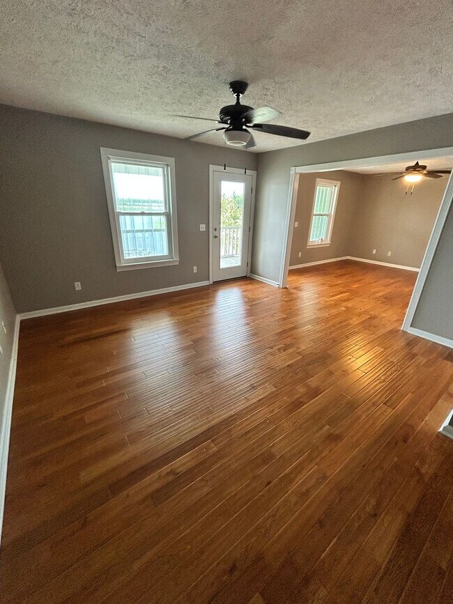 Building Photo - 2908 Country Club Dr