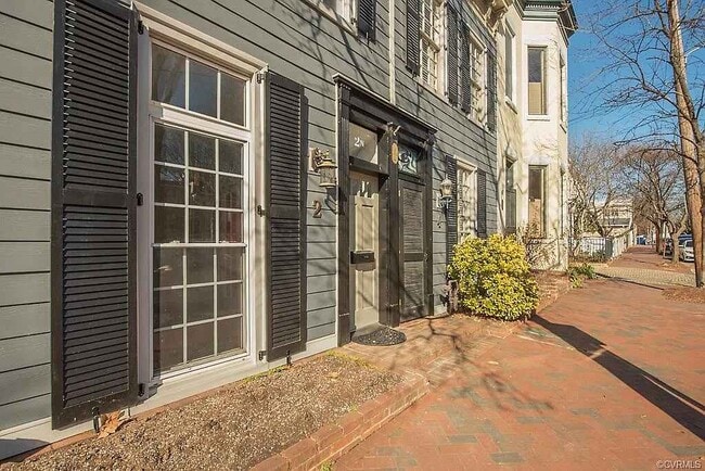 Building Photo - 2 N Plum St