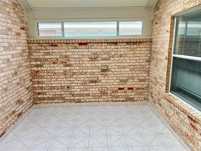 Building Photo - 42 W Foxbriar Forest Cir