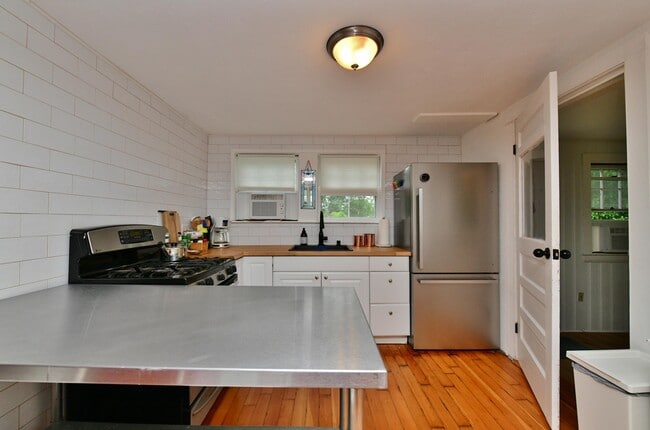 Building Photo - 22 Datewood St