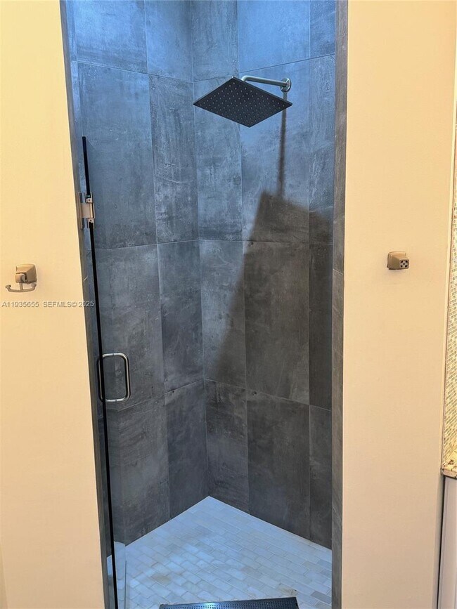 Building Photo - 652 W Palm Aire Dr