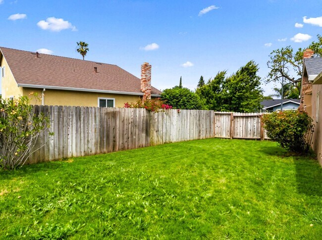Building Photo - Spacious 3-Bedroom Home with Large Backyard in Fairfield