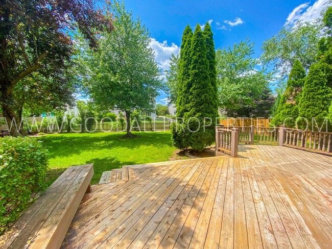 Building Photo - Executive Home - 4 Bedroom, 3.5 Bathroom in Country Club Neighborhood with Finished Basement