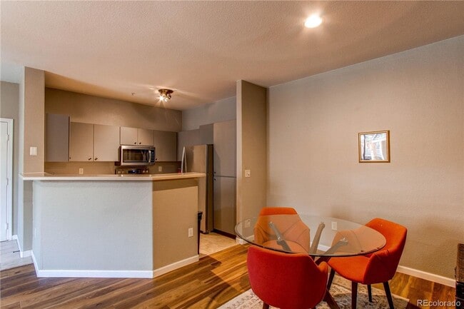 Building Photo - LOCATION LOCATION!! 2-bed 2-bath condo loc...