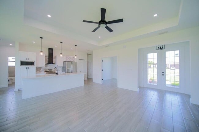 Building Photo - 422 Kismet Pkwy E